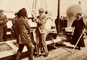 キングエドワード8世、日本のフェンシングヘルメットのテスト、1922年 作： English Photographer