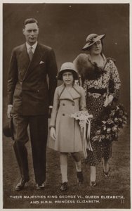 ジョージ6世、メアリー王妃、長女のエリザベス王女（モノクロ写真