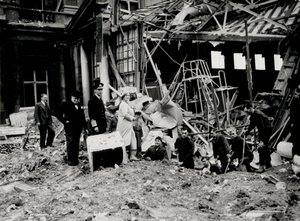 バッキンガム宮殿と思われる爆撃の被害状況を調査するジョージ6世とエリザベス女王、そしてウィンストン・チャーチル（モノクロ写真）。 作： English Photographer