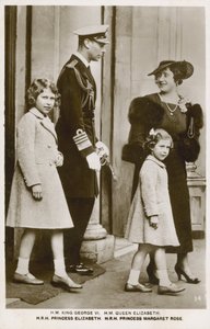 ジョージ6世とエリザベス女王、娘のエリザベス王女とマーガレット王女（モノクロ写真） 作： English Photographer