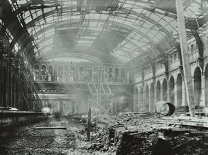 キングスクロス駅：1862年に建設工事が進行中 作： English Photographer