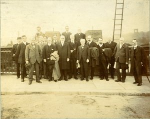 1912年6月28日、市会議員F.M.ラプトンが開通させたカークストール橋改築工事（モノクロ写真） 作： English Photographer