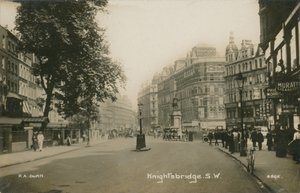 ナイツブリッジ、ロンドン 作： English Photographer