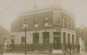 Lads of the Village、Mary Anne Street、Stepney、London 作： English Photographer