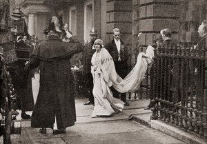 1923年4月26日に結婚式に向かう途中、エリザベスボウズリヨン夫人は、HRHのニューヨーク公爵、後に二十五年の物語からジョージ6世、1935年に出版されました 作： English Photographer