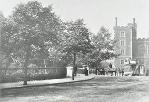 ランベスブリッジ：ランベス宮殿を背景にしたアプローチ道路、1897年 作： English Photographer