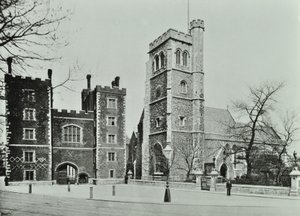 ランベスパレスセントメリーズ教会、ランベスパレスロード：ゲートウェイとセントメアリーズ教会、1890 作： English Photographer