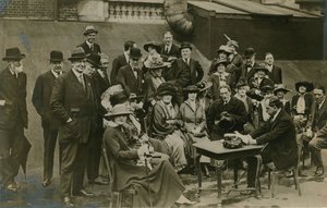 ジェームズバリー卿の言うことを聞いて、1912年にウィンダムズの屋根にある立派なクライトンを読みました 作： English Photographer