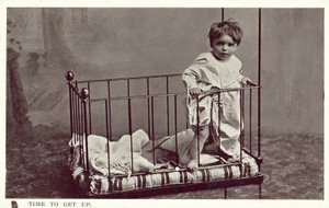 ベビーベッドに座る男の子（モノクロ写真 作： English Photographer