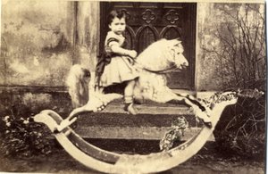 庭の大きな揺り木馬の少女、1860年代（アルブメンプリント） 作： English Photographer