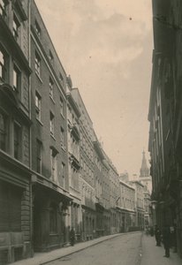 ロンドン、ロンバードストリート。写真; 1885年6月付け 作： English Photographer