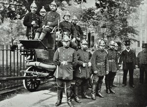 ロンドン消防隊：エンジンとターンコックを備えた消防士のグループ、1895 作： English Photographer