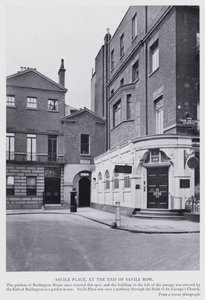 ロンドン：Savile Rowの先にあるSavile Place（モノクロ写真 作： English Photographer