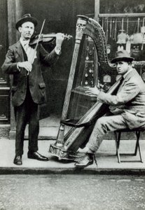 ロンドンのストリートミュージシャン 作： English Photographer