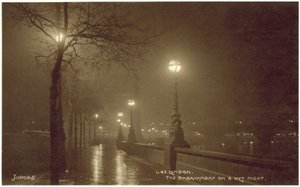雨の夜のロンドン、エンバンクメント（モノクロ写真） 作： English Photographer