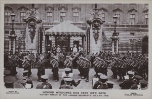 1919年7月5日に行われたロンドン連隊の戦勝記念行進（モノクロ写真 作： English Photographer