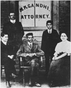マハトマガンジー（1869〜1948年）と彼の秘書シュレシンと3人の同僚、南アフリカ、ヨハネスブルグ、1901年 作： English Photographer