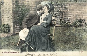庭のベンチで女の子からキスを奪う男性（カラー写真） 作： English Photographer