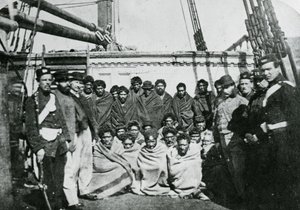 ウェリントン港の刑務所に乗ったマオリの囚人、1866年 作： English Photographer