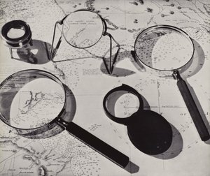 地図と拡大鏡（モノクロ写真）