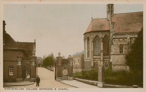 マールボロ大学、ウィルトシャー 作： English Photographer