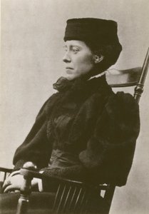 メアリー・キングスレー、ポートレート、座っている姿、帽子をかぶっている姿（モノクロ写真 作： English Photographer