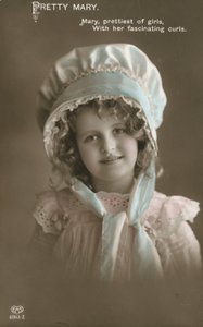 メアリー、女の子の中で最もかわいい、彼女の魅力的なカール 作： English Photographer