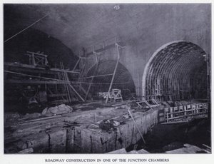 マージー・トンネル。ジャンクションチャンバー内の道路工事（モノクロ写真 作： English Photographer