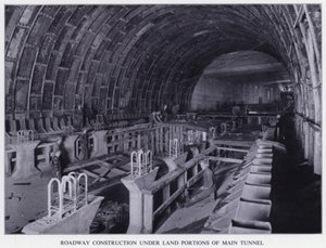 マージー島のトンネル。メイントンネルの陸上部分の道路工事（モノクロ写真 作： English Photographer