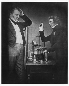 マイケル・ファラデー（1791-1867）とジョン・フレデリック・ダニール（1790-1845）（写真）