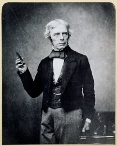 棒磁石を持つマイケル・ファラデー（1791-1867）。 作： English Photographer