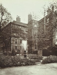 ミドルテンプル、ファウンテンコート、1885年 作： English Photographer