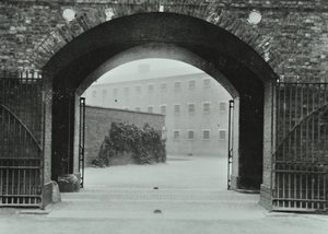 ミルバンク刑務所：アーチ、入り口、1885 作： English Photographer