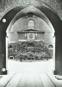 ミルバンク刑務所：アーチ道を通る礼拝堂、1885年