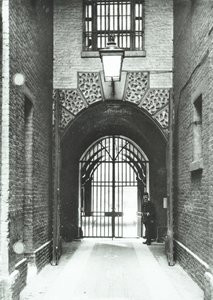 ミルバンク刑務所：主要通路、出入り口のワーデンバーナード、1885 作： English Photographer