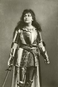 ジャン・オブ・アークとしてのメアリー・キングスリー嬢（グラビア） 作： English Photographer