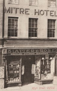 オックスフォードのハイストリートにあるMitre HotelとSlatter and Rose(モノクロ写真) 作： English Photographer