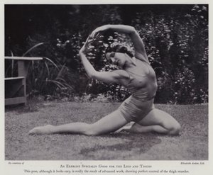 現代の美容文化。脚と太ももに特化したエクササイズ（モノクロ写真 作： English Photographer