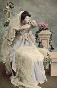 赤ちゃんにキスをする母親（カラー写真） 作： English Photographer