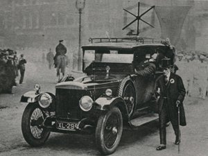 ラジオ受信装置と車の屋根に架空のフレームを備えた自動車