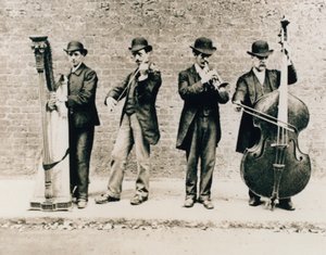1884年のグリニッジのミュージシャン 作： English Photographer