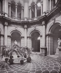 国立イギリス美術館、中央ホール 作： English Photographer
