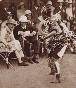 未来のキングエドワード8世の前で踊る、シエラレオネのフリータウンのネイティブビューティー 作： English Photographer