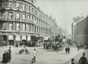 ロンドンのオールドベイリーから東を望むニューゲートストリート、1890年 作： English Photographer
