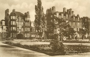 ニューナム大学、ケンブリッジ (b/w 写真) 作： English Photographer