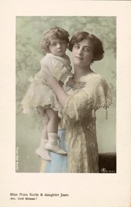 イギリスの舞台女優ノラ・ケーリンと娘のジョーン（カラー写真 作： English Photographer