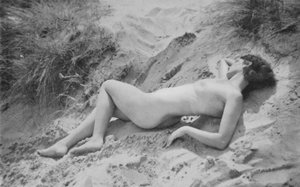 1930年代のヌーディズム「ドルチェ・ファル・ニエンテ」（モノクロ写真） 作： English Photographer
