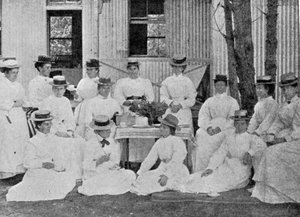 1901年5月25日、キングからのイラスト、ケープタウン近くのUitvlugt、ペスト病院の看護師 作： English Photographer