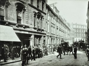 オールドブロードストリート、証券取引所の入口、ロンドン市、1890 作： English Photographer