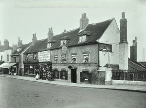 オールドブル、ワンズワースハイストリート、1897 作： English Photographer